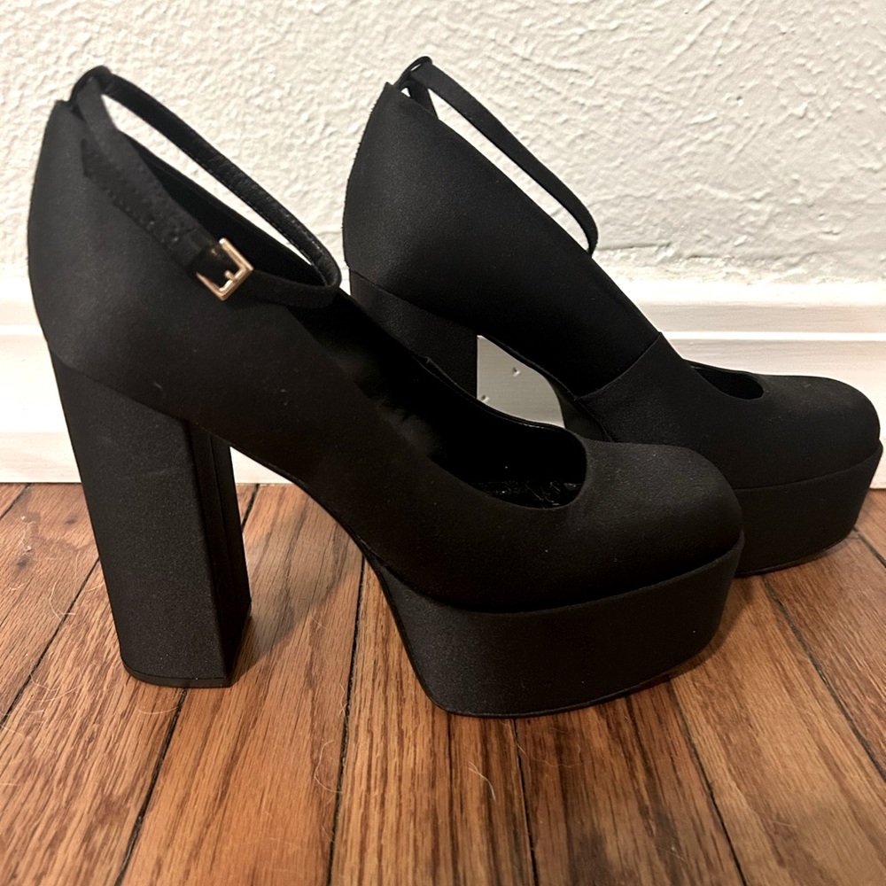 Black Platform Pumps